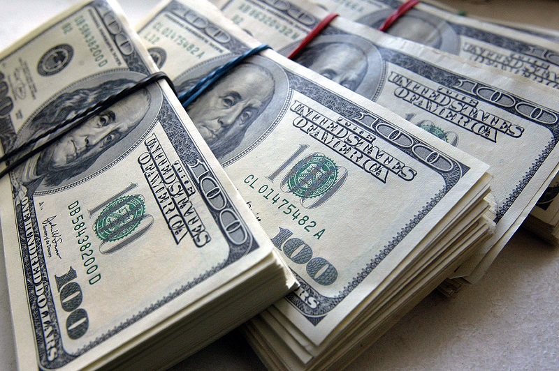 Какой подарок на Новый год готовит доллар, рассказал финансист 