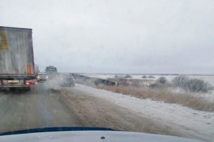 Ресейден Павлодарға келе жатқан жолаушылар автобусы аударылып қалды