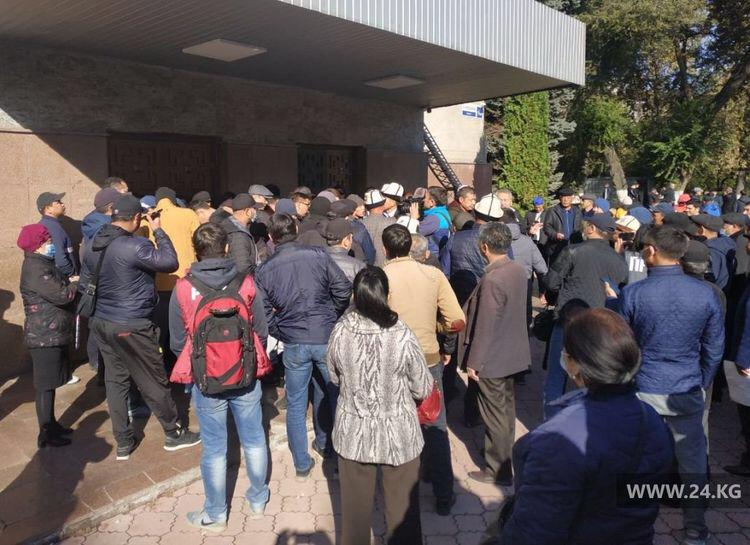 Қырғызстан: үкімет үйі жанында митинг болып жатыр 