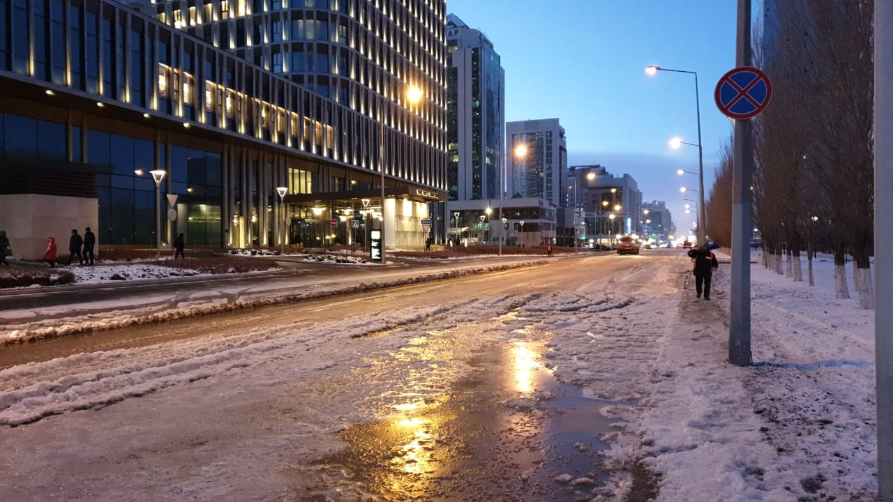 Возобновлено движение на улицах Астаны, перекрытых из-за порыва водопровода 