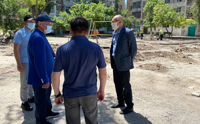 Бердибек Сапарбаев поручил исправить некачественный ремонт дорог в Таразе  