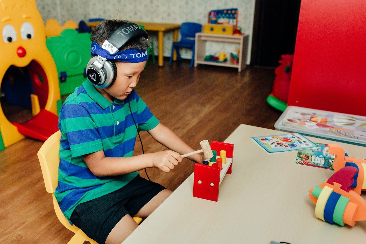 Аппарат TOMATIS TalksUP для помощи в коррекции слуха детей