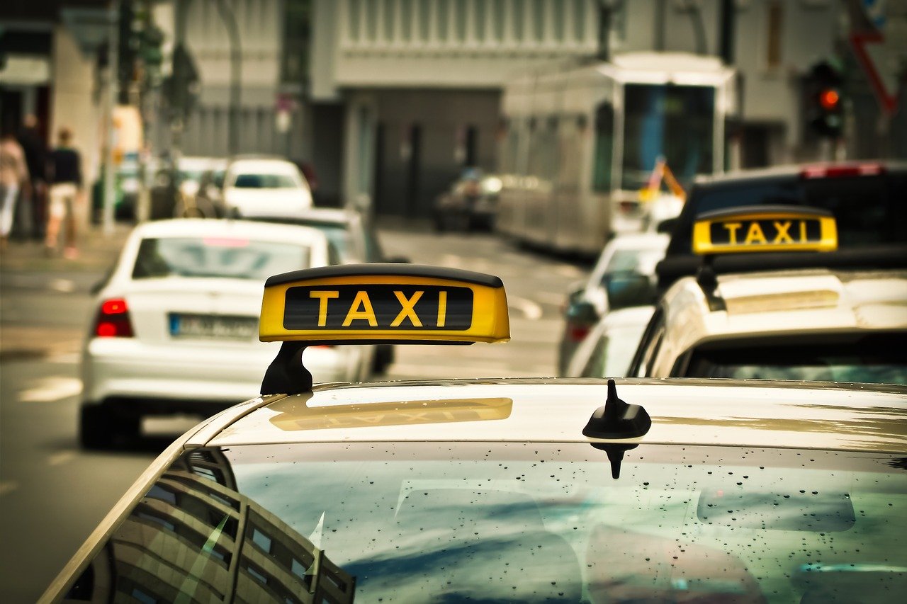 Иностранным компаниям планируют запретить быть операторами такси в России  