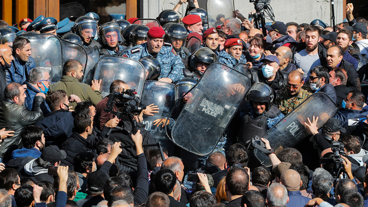 10 оппозиционных лидеров задержаны после протестов в Ереване