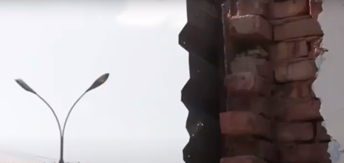 Пенсионер отдал под расширение дороги только половину своего дома