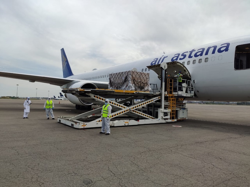 Казахстанская авиакомпания доставила из Пекина в Алматы кислородные концентраторы и ИВЛ