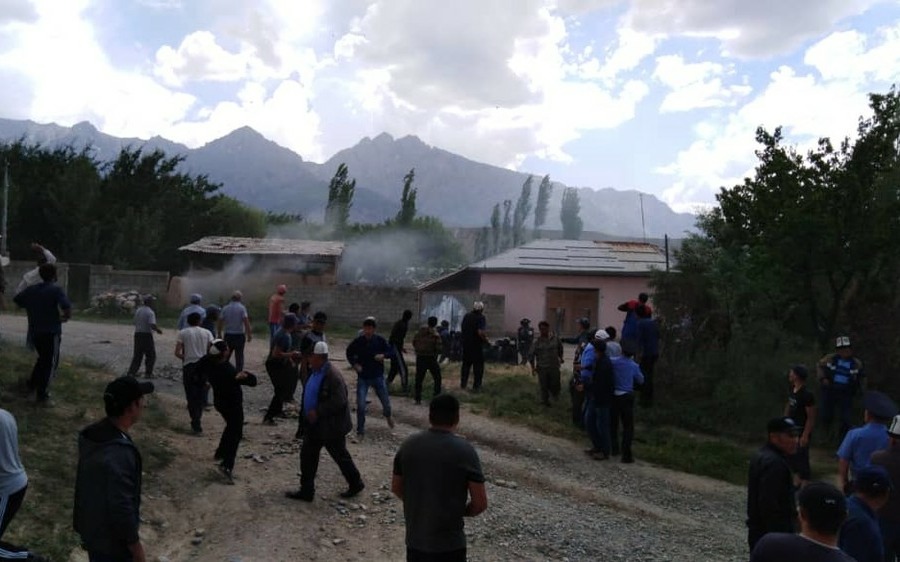 Главы МИД Кыргызстана и Таджикистана договорились о прекращении огня на границе