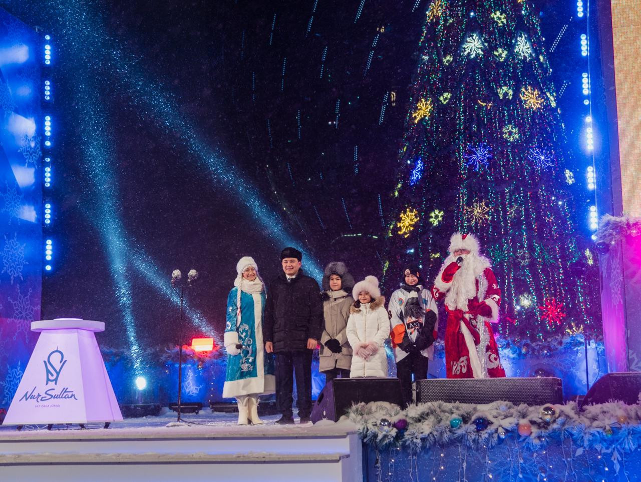 В Нур-Султане зажгли главную елку 