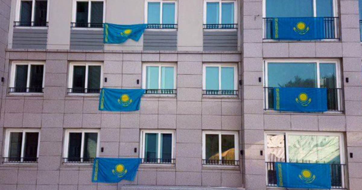 Мемлекеттік туды балконға ілуге рұқсат берілді 
