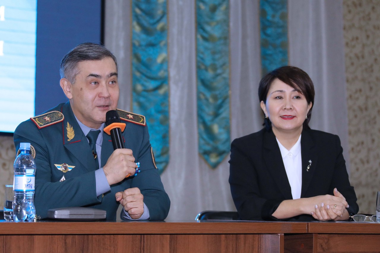 Қорғаныс министрі оқушыларға дәріс оқыды 