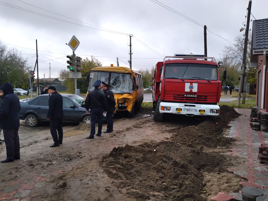 Павлодарда оқушылар автобусы мен өрт сөндіру көлігі соқтығысты 