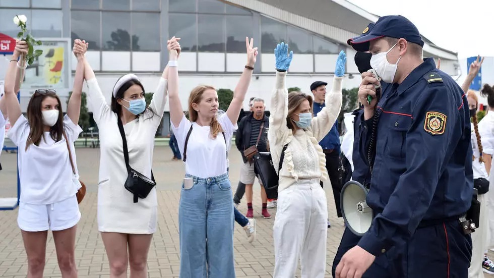 Беларусь: Ақ көйлекті әйелдер шерудің бетбейнесіне айналды 