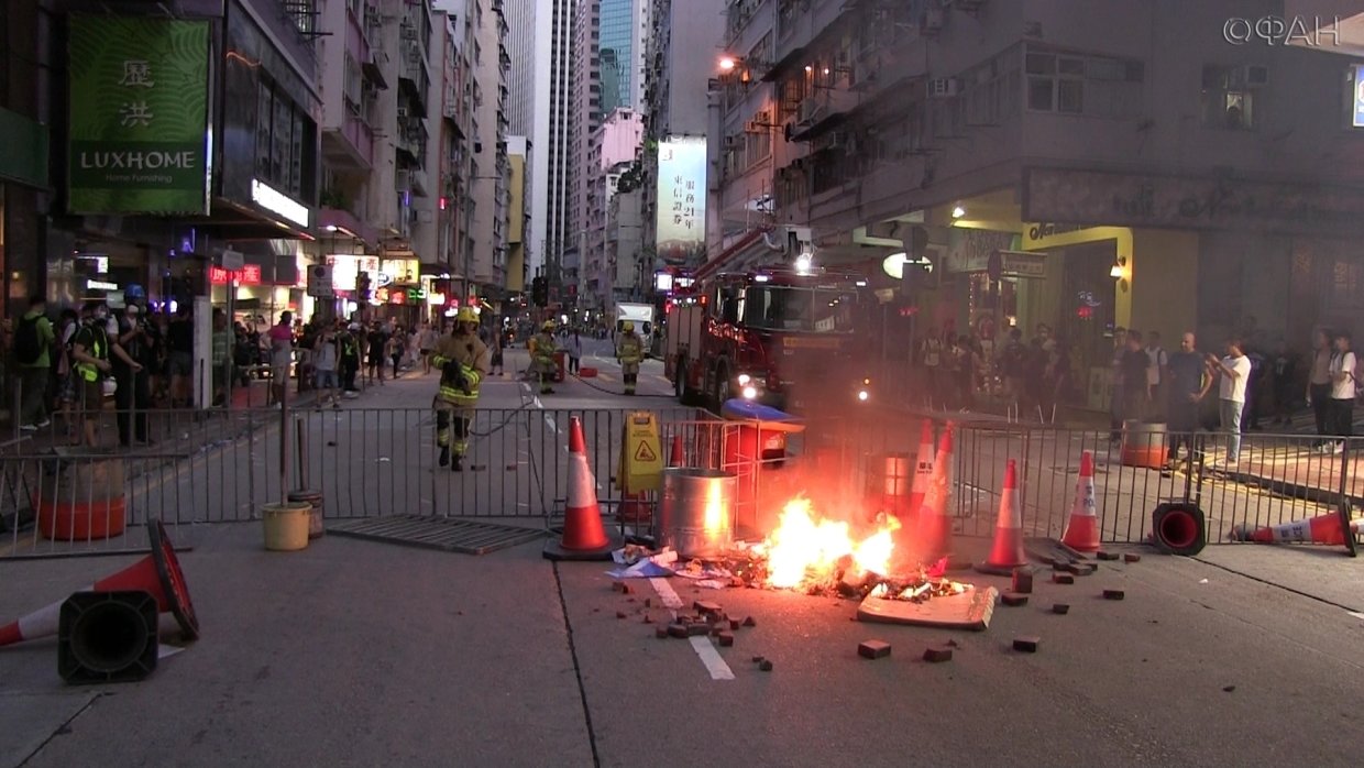 Военнослужащие Китая помогли расчистить улицы Гонконга от баррикад