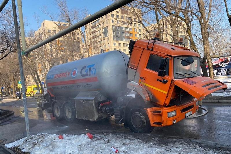 Алматыда газ тасымалдайтын көлік  жарыла жаздады 