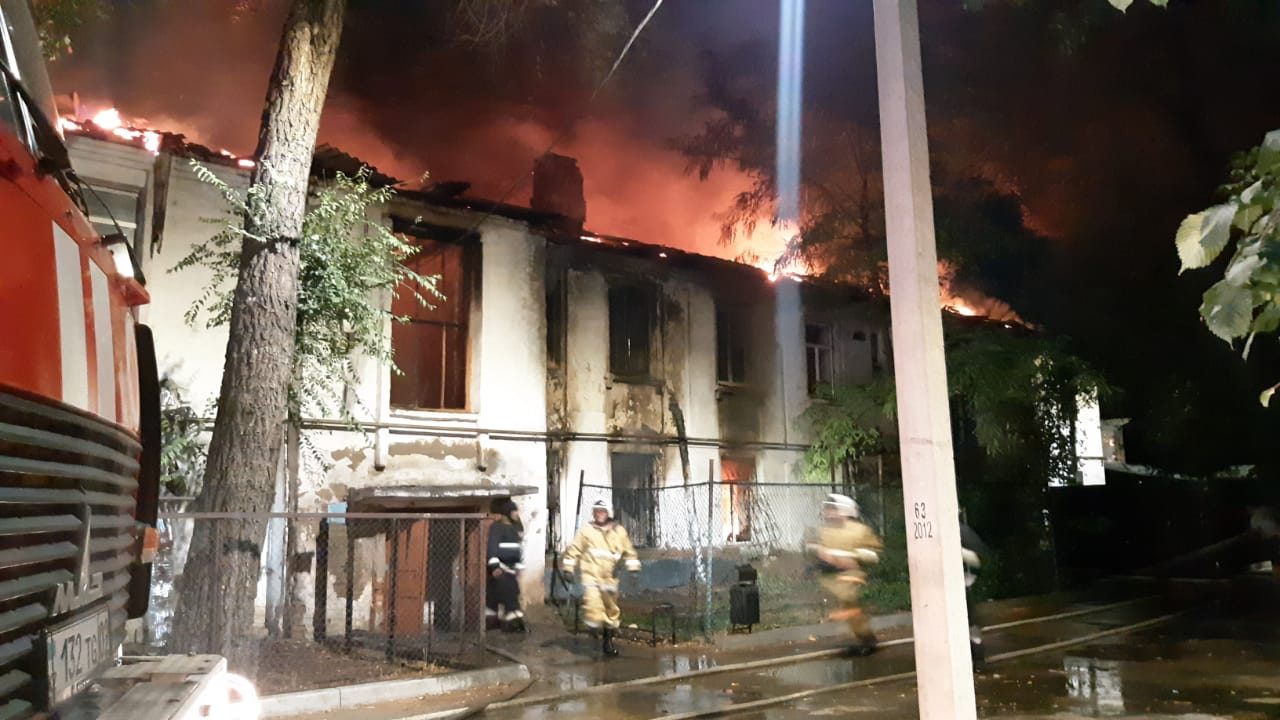   Алматыда өртеніп жатқан үйден 4 адам құтқарылды 