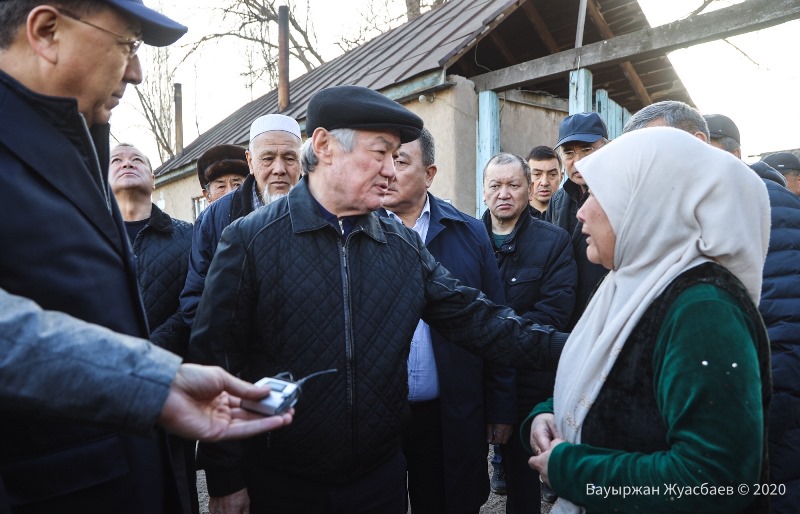 Сапарбаев Қордайда қаза тапқандардың үйіне барып, көңіл айтты  