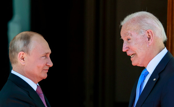 Байден мен Путин онлайн форматта кездесті 
