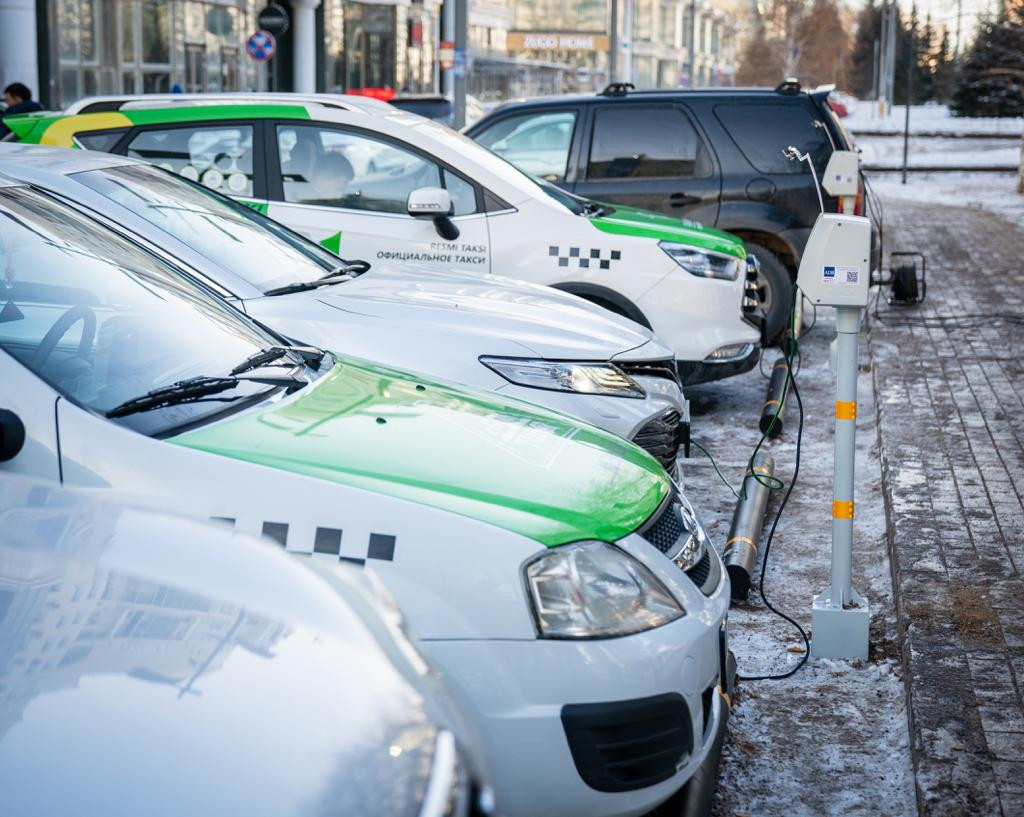 В Нур-Султане установили электроколонки для подогрева автомобилей 