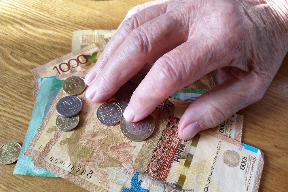 Казахстанцы сняли 1 трлн тенге из пенсионных денег  