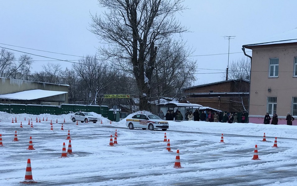 Елордада болашақ жүргізушілер наразылық білдіруде