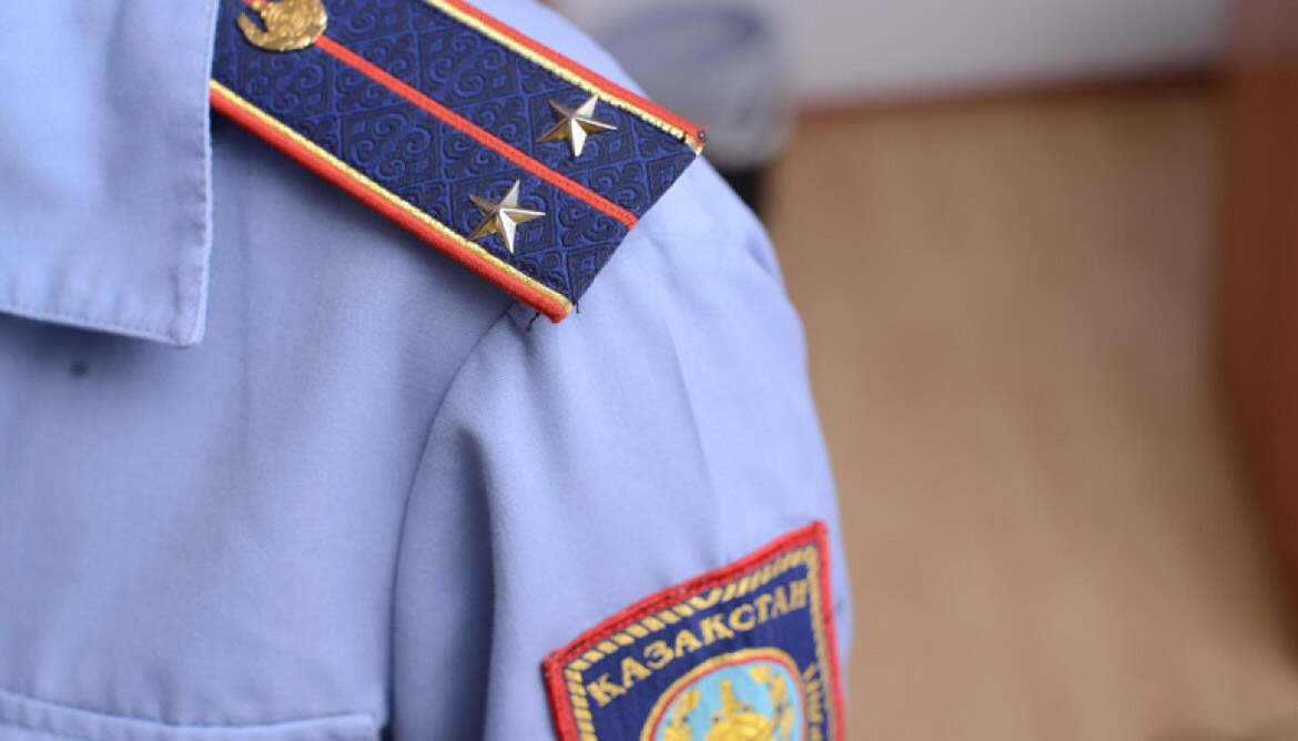 Ақмолалық полицейлер ер адамнан қолдан жасалған атыс қаруын анықтады  