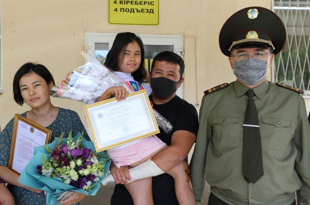 Алматыда Шарын шатқалында аман қалған қыз бала мен ата-анасы марапатталды 