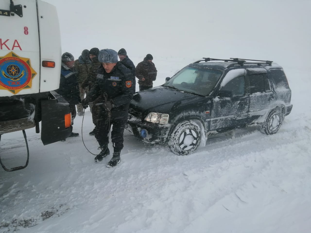 В Карагандинской области людей вызволяют из снежного плена