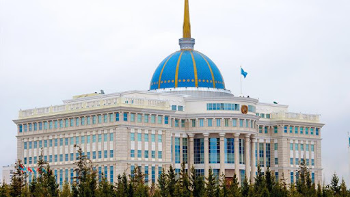 Ақорда резиденциясының алдында мемлекеттік ту көтеру рәсімі өтті  