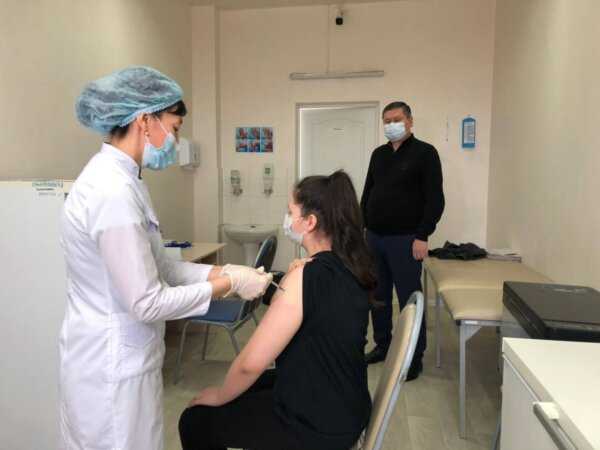 Аудан әкімі баласын вакцина салдыруға апарды 