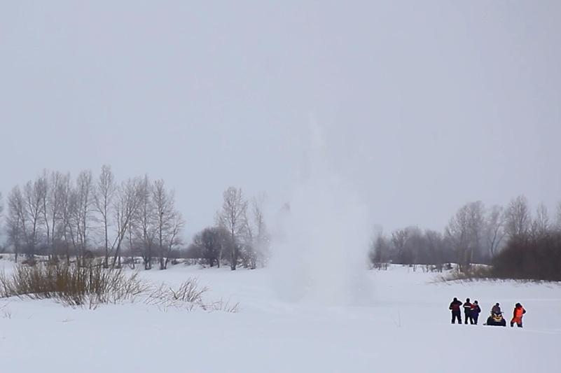 На реках в Акмолинской области взрывают лед для предотвращения заторов при ледоходе   