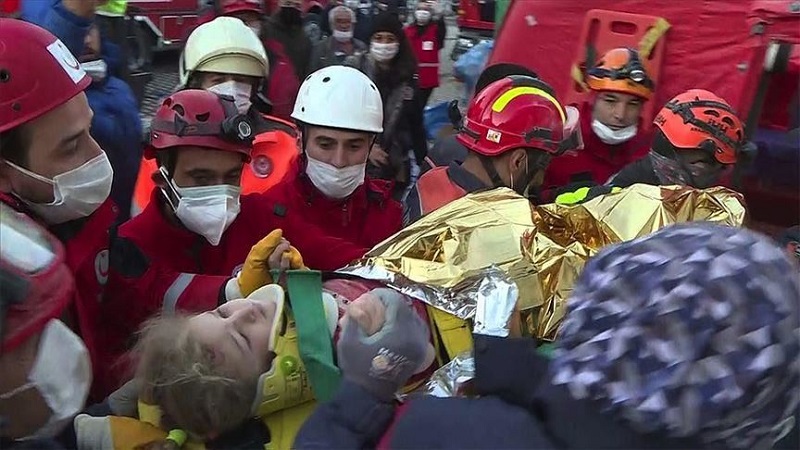 В Турции трехлетний ребенок найден живым под завалами здания
