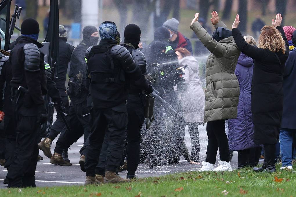 СМИ: в Минске силовики применили спецсредства против демонстрантов