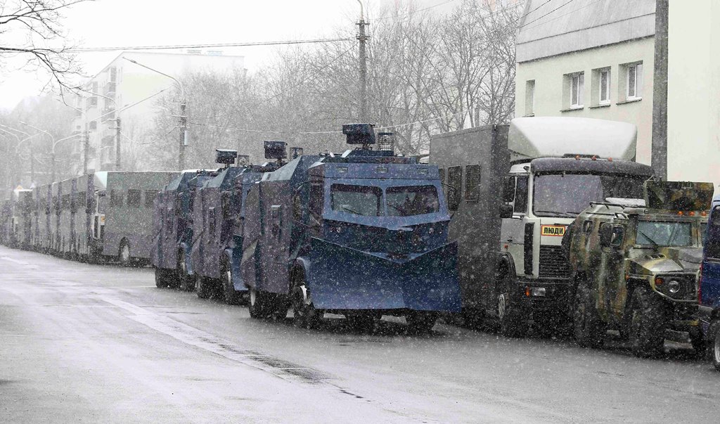 В центр Минска перед акцией оппозиции выдвинулась спецтехника