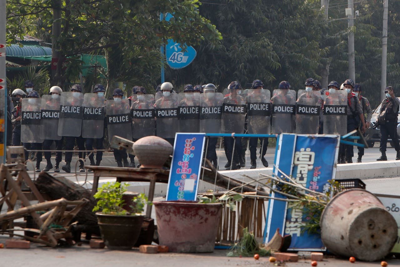 При разгоне протестов в Мьянме погибли не менее шести человек