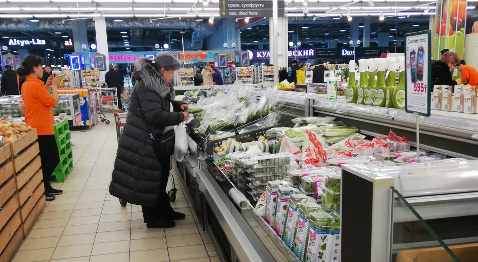 В сравнении с прошлым годом казахстанцы покупают больше вещей и меньше еды