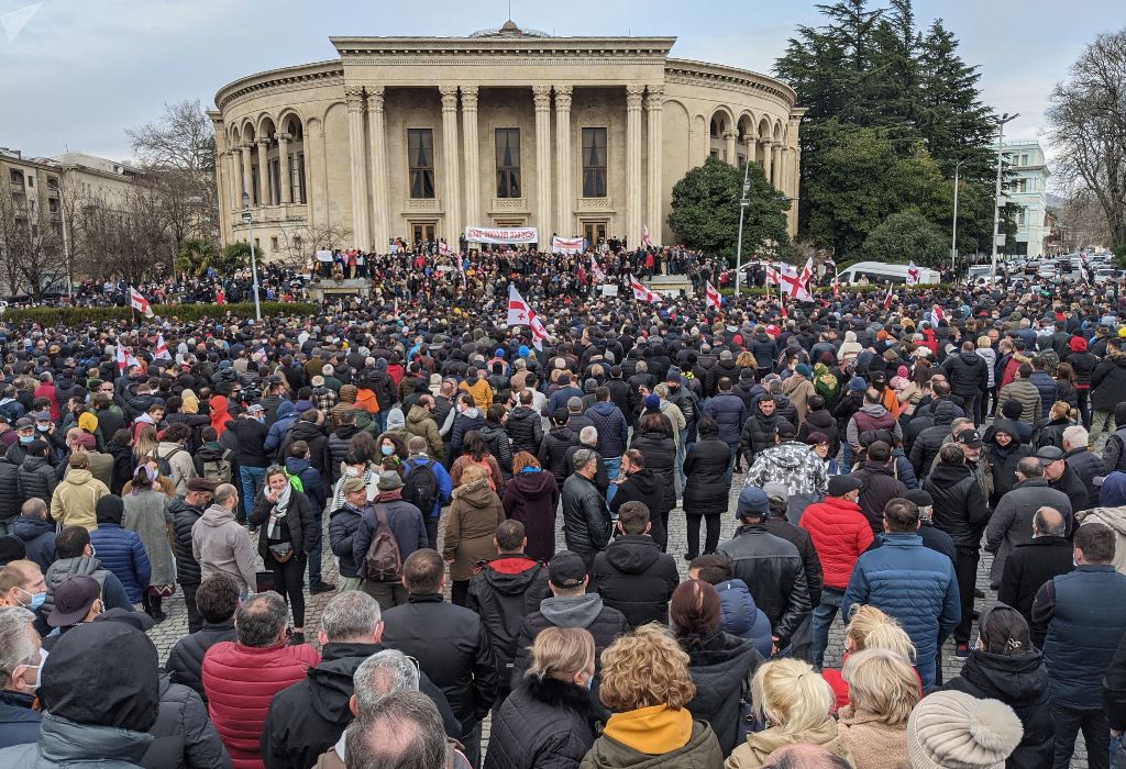 Многотысячный митинг проходит в Грузии