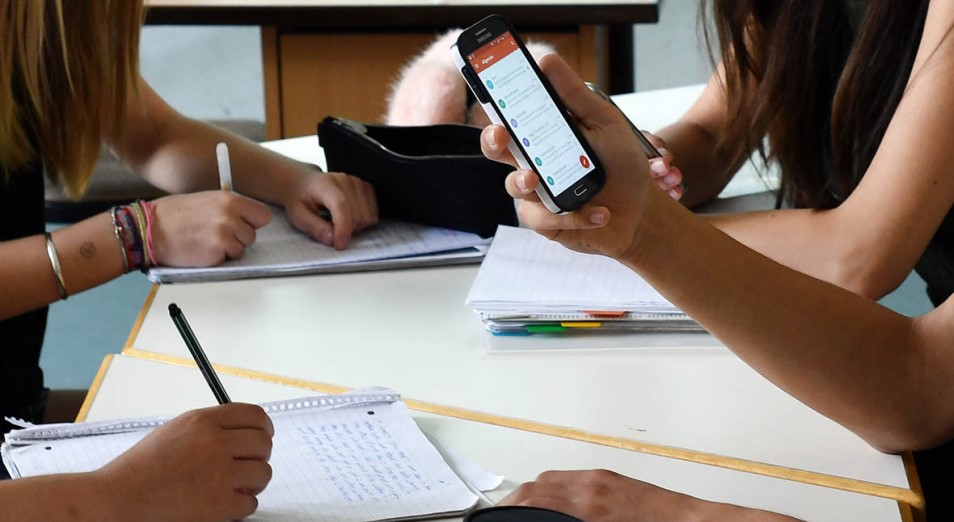 Смарт-часы и сотовые телефоны в школах, возможно, станут под запретом