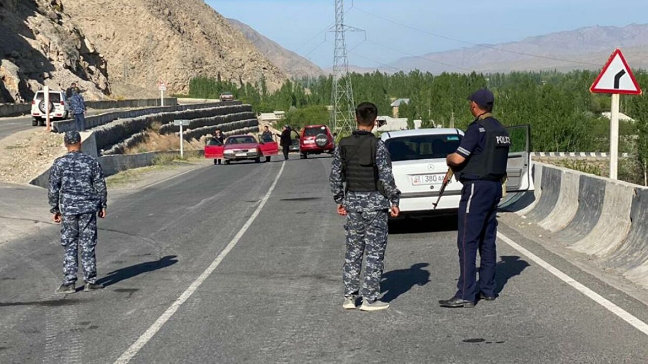 Ситуация на киргизско-таджикской границе продолжает оставаться напряженной, но огонь прекращен