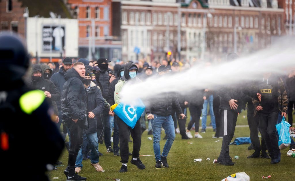 Полиция применила водометы для разгона демонстраций в Амстердаме и Эйндховене