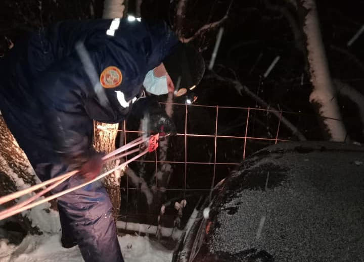В Алматинской области троих людей спасли из повисшей над обрывом машины