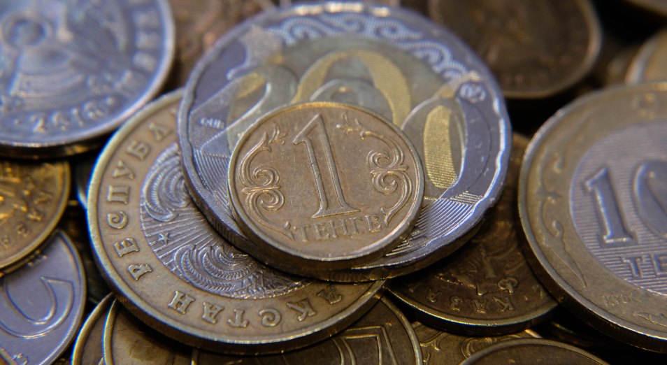Почему за три недели национальная валюта ослабла почти на 15 тенге