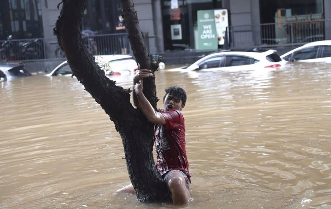 В Индонезии 20 человек погибли из-за оползней и наводнений