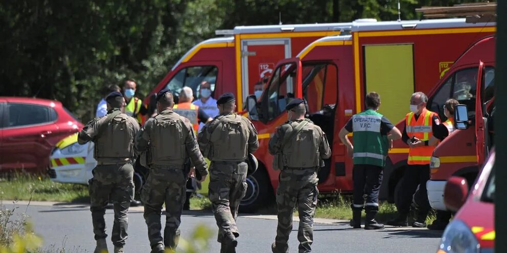 Во Франции идет спецоперация по поиску стрелявшего в жандармов
