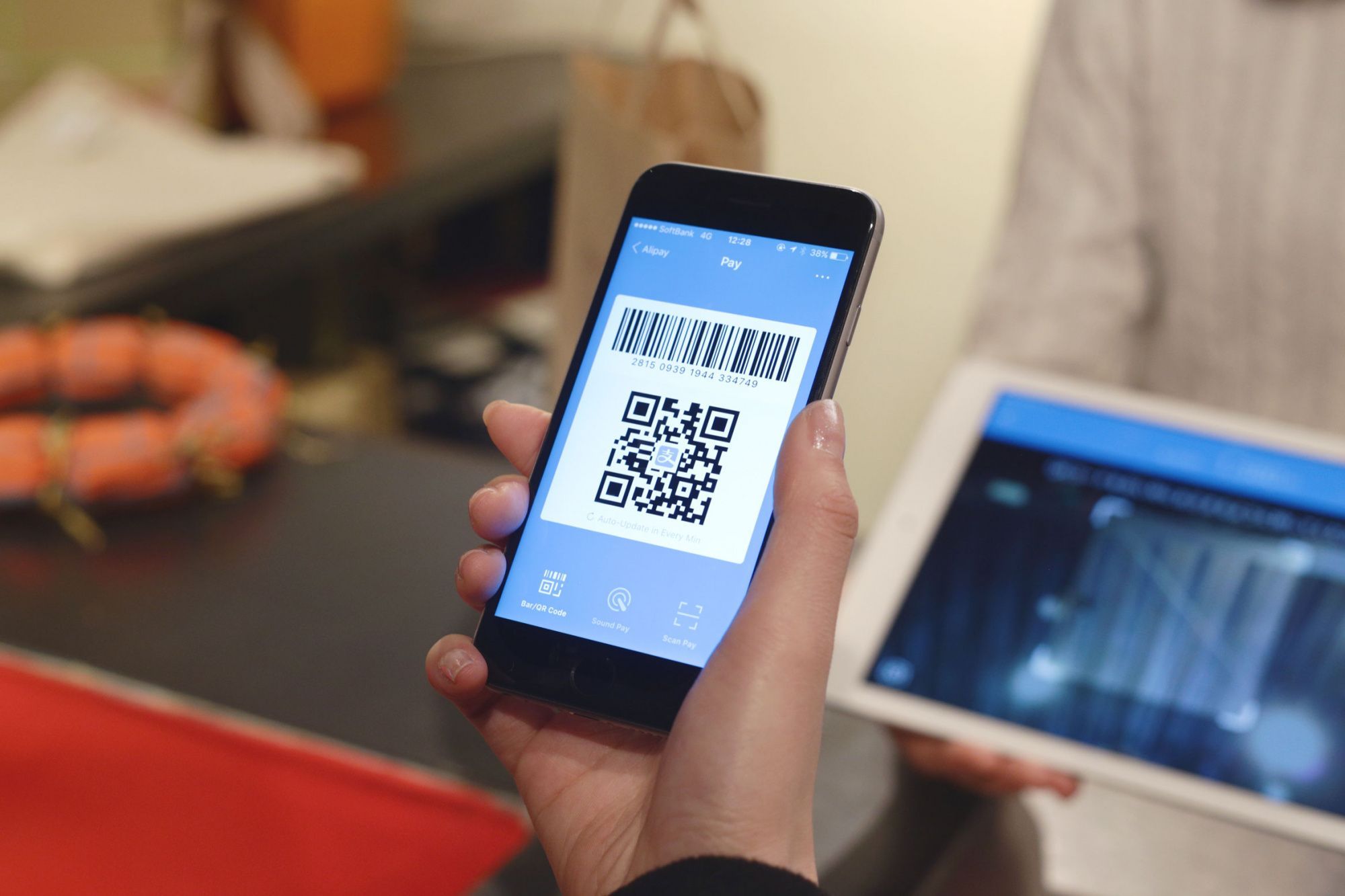 Оплата по QR-коду: что нужно знать о таких платежах и как не стать жертвой мошенников