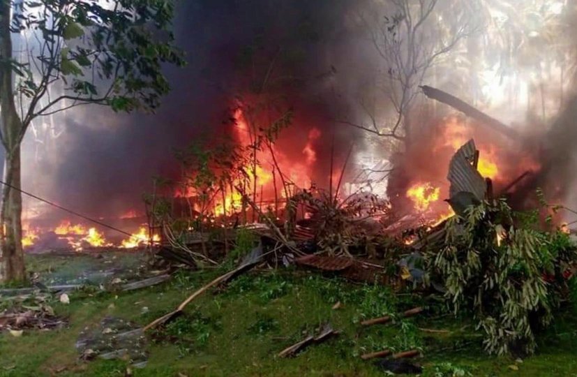 Более 15 человек погибли при крушении военного самолета на Филиппинах