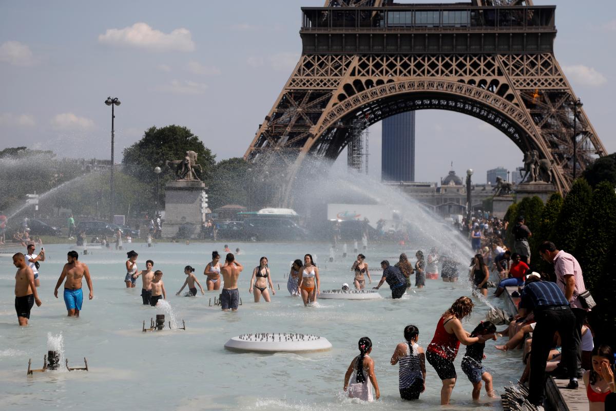 На востоке Франции объявили предпоследний уровень погодной опасности из-за гроз и жары