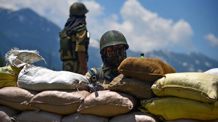 Китайские и индийские военные пострадали в столкновениях на границе  