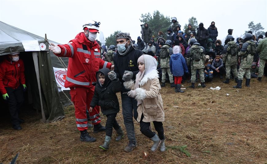 В лагерь беженцев на белорусско-польской границе доставили помощь