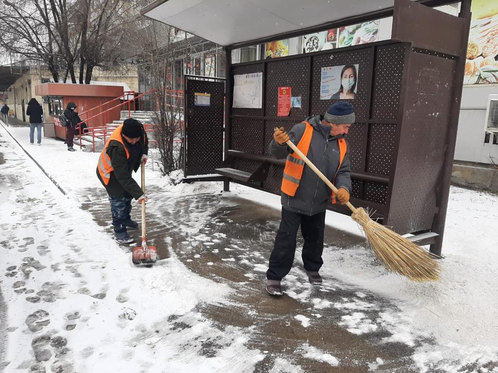 В Алматы за день использовали 2350 тонн противогололедных материалов