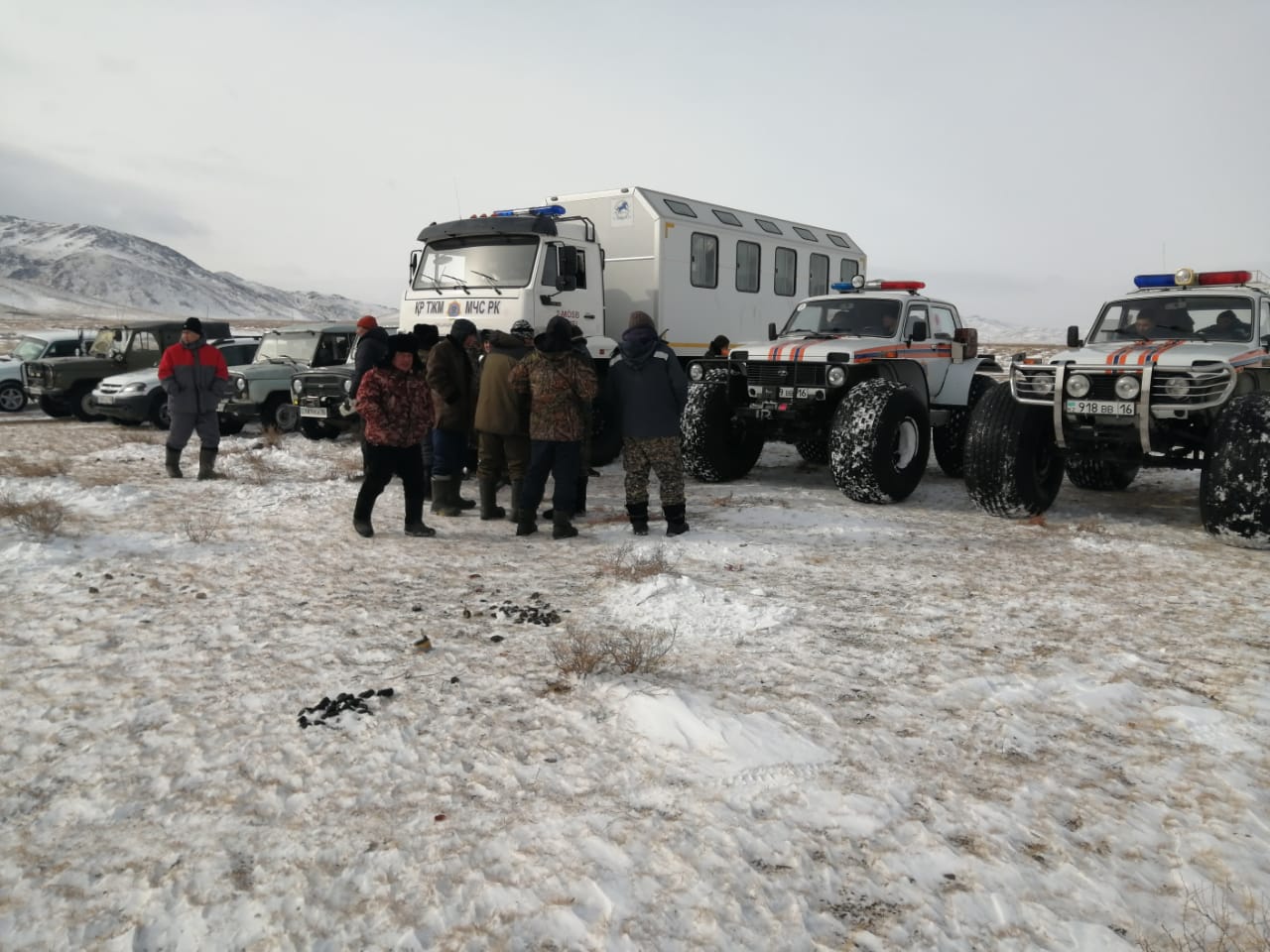В ВКО спасатели продолжают спасать людей из снежного плена  